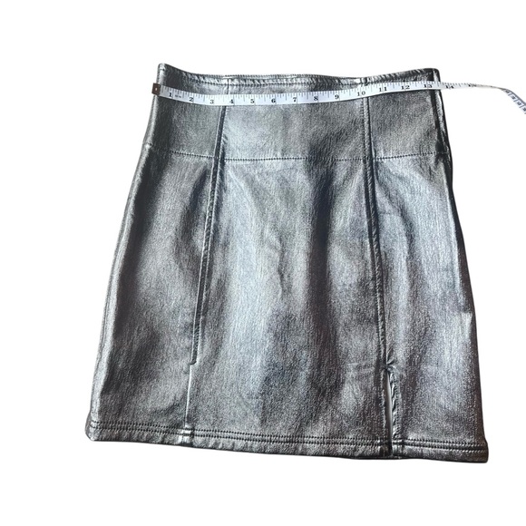 Free People Faux Leather Silver Shiny Metallic Mini‎ Skirt Size 4 - Picture 4 of 6